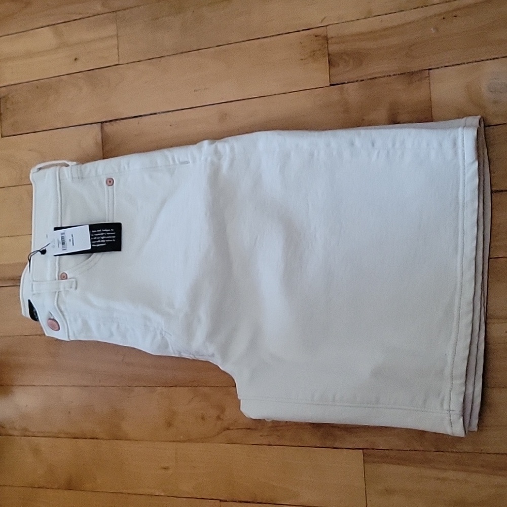 Banana Republic Bermuda shorts in ecru, size 8.
